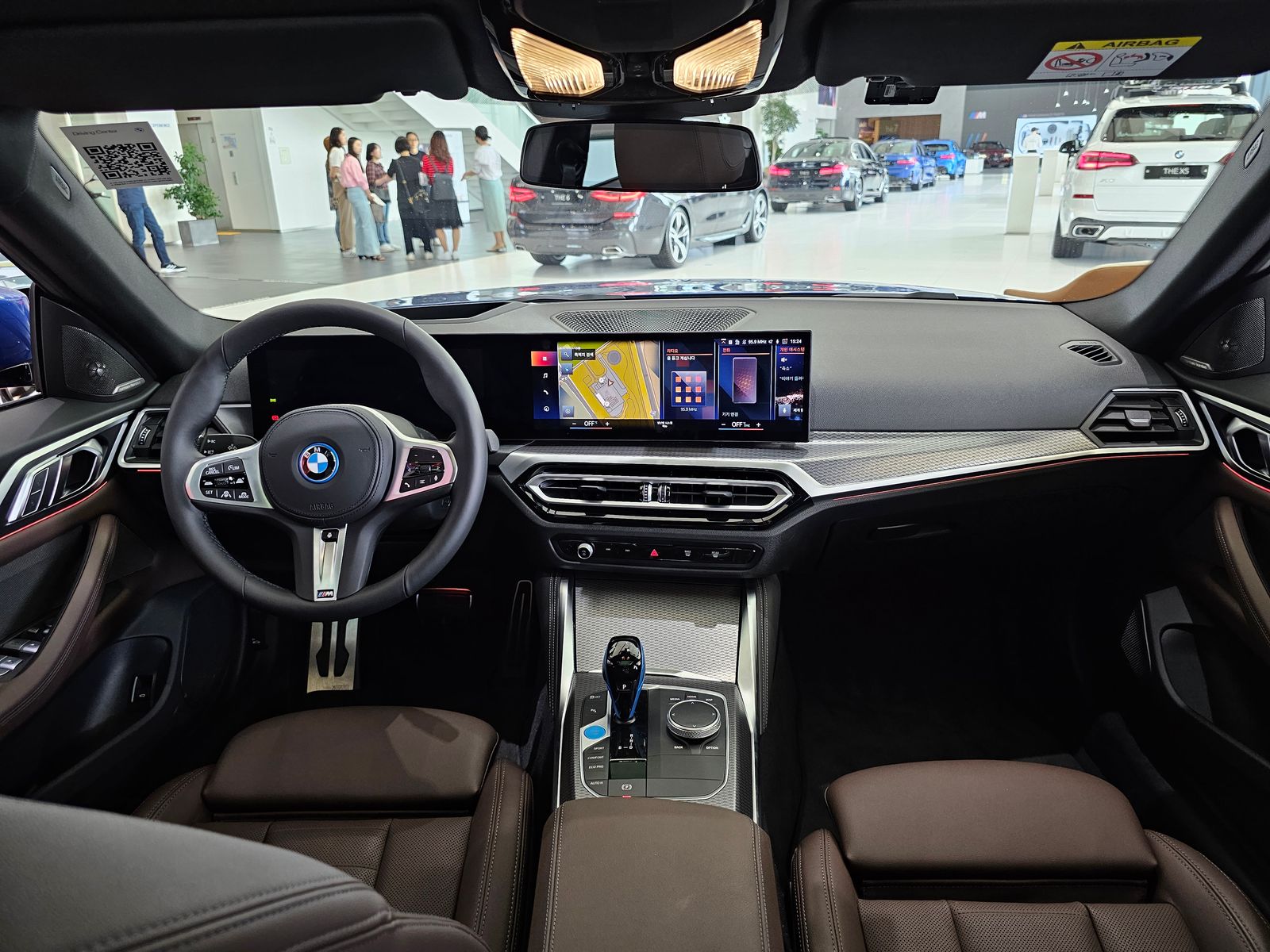 BMW i4 kabine med Curved Display