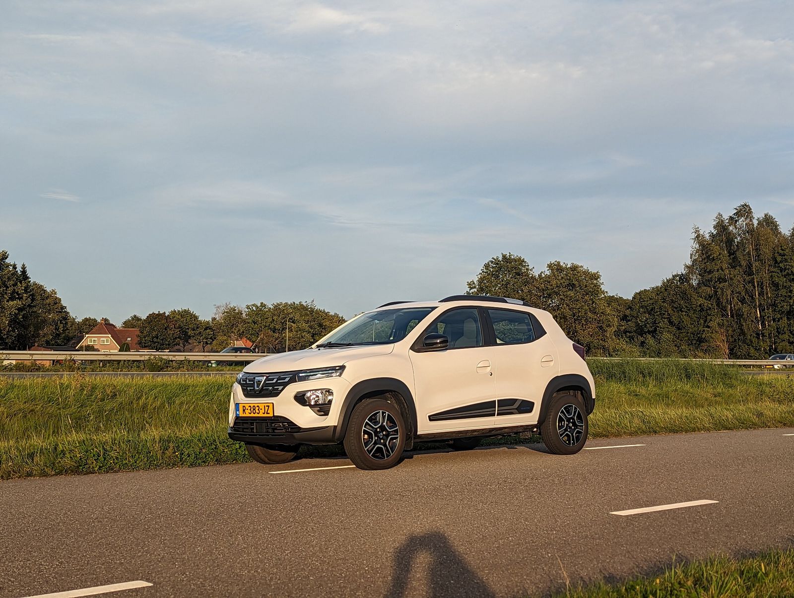 Dacia Spring set skråt forfra fra venstre