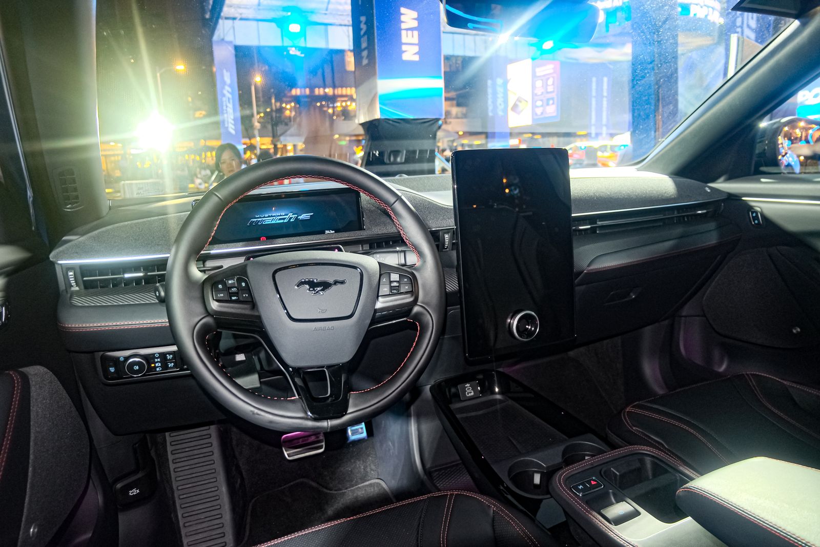 Ford Mustang Mach-E, kabine med 15,5'' skærm