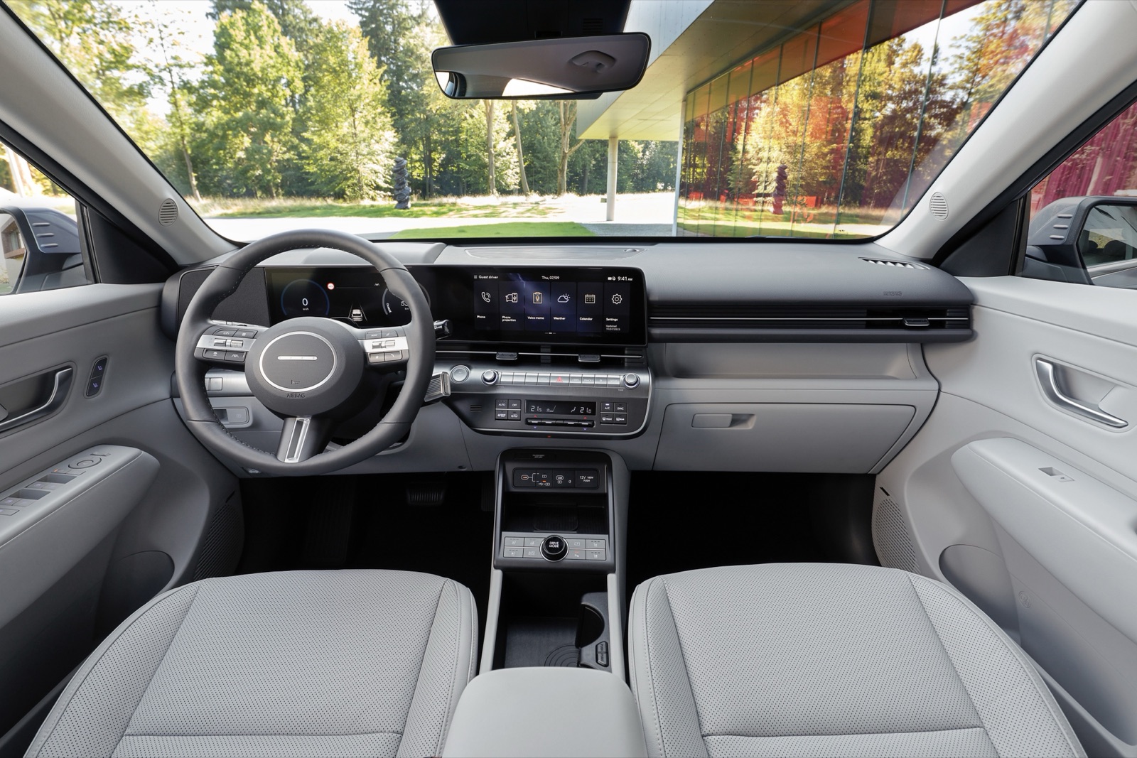 Hyundai Kona Electric (anden generation), kabine med to 12,3-tommer skærme