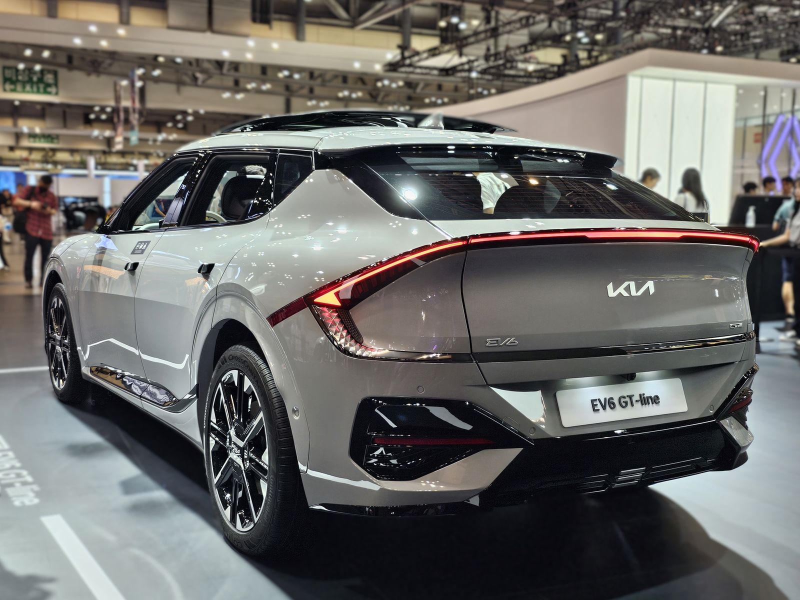 Kia EV6 GT-Line facelift (2025) i Wolf Gray set forfra