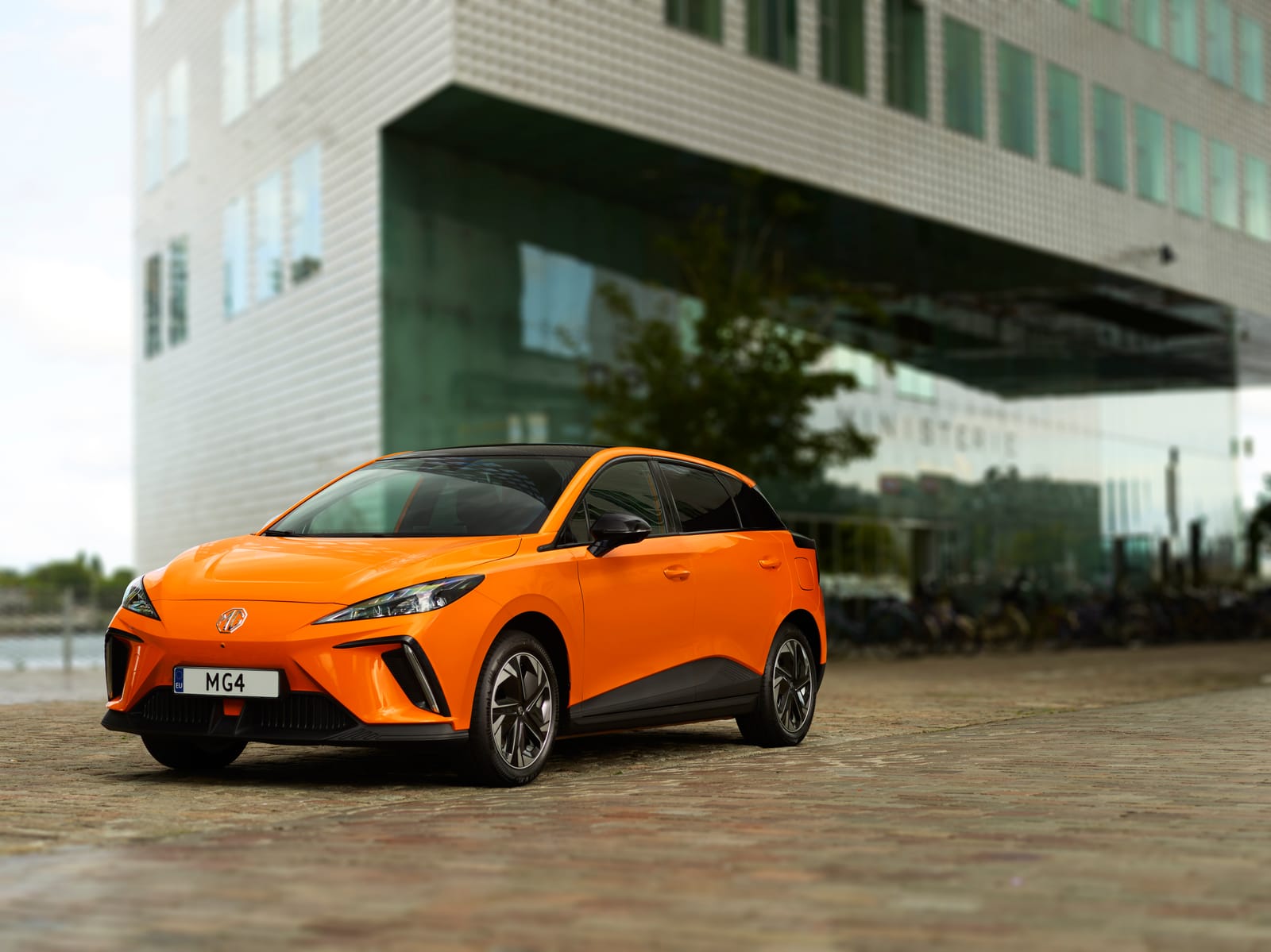 MG4 Electric i orange set skråt forfra udendørs