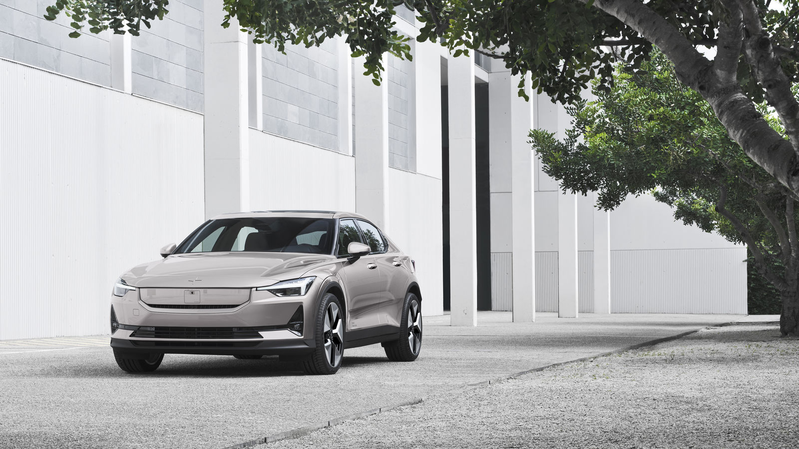 Polestar 2 (facelift, 2024) i lys champagnemetallak set skråt forfra