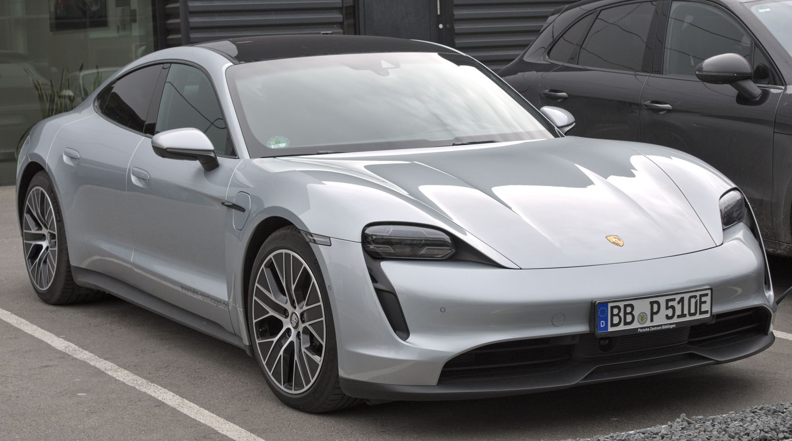 Grå Porsche Taycan 4S sedan set skråt forfra