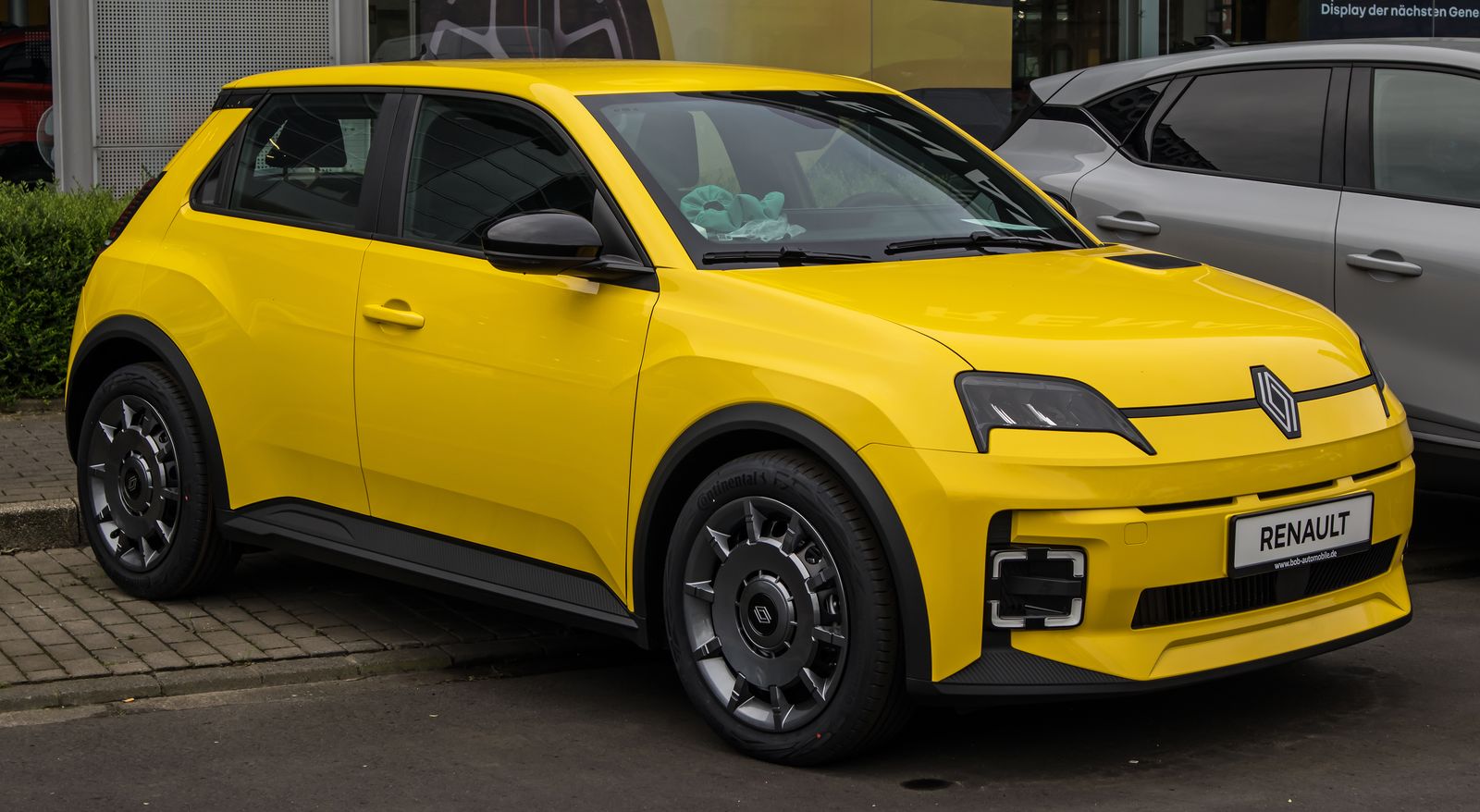 Gul Renault 5 E-Tech Evolution set skråt forfra
