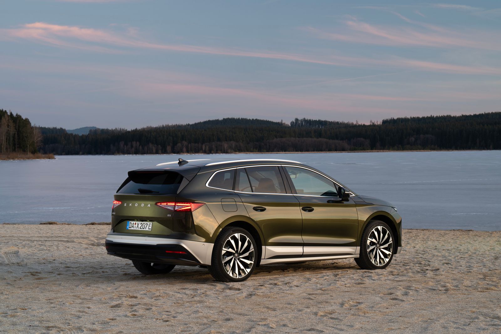 Škoda Enyaq set skråt bagfra ved en sø