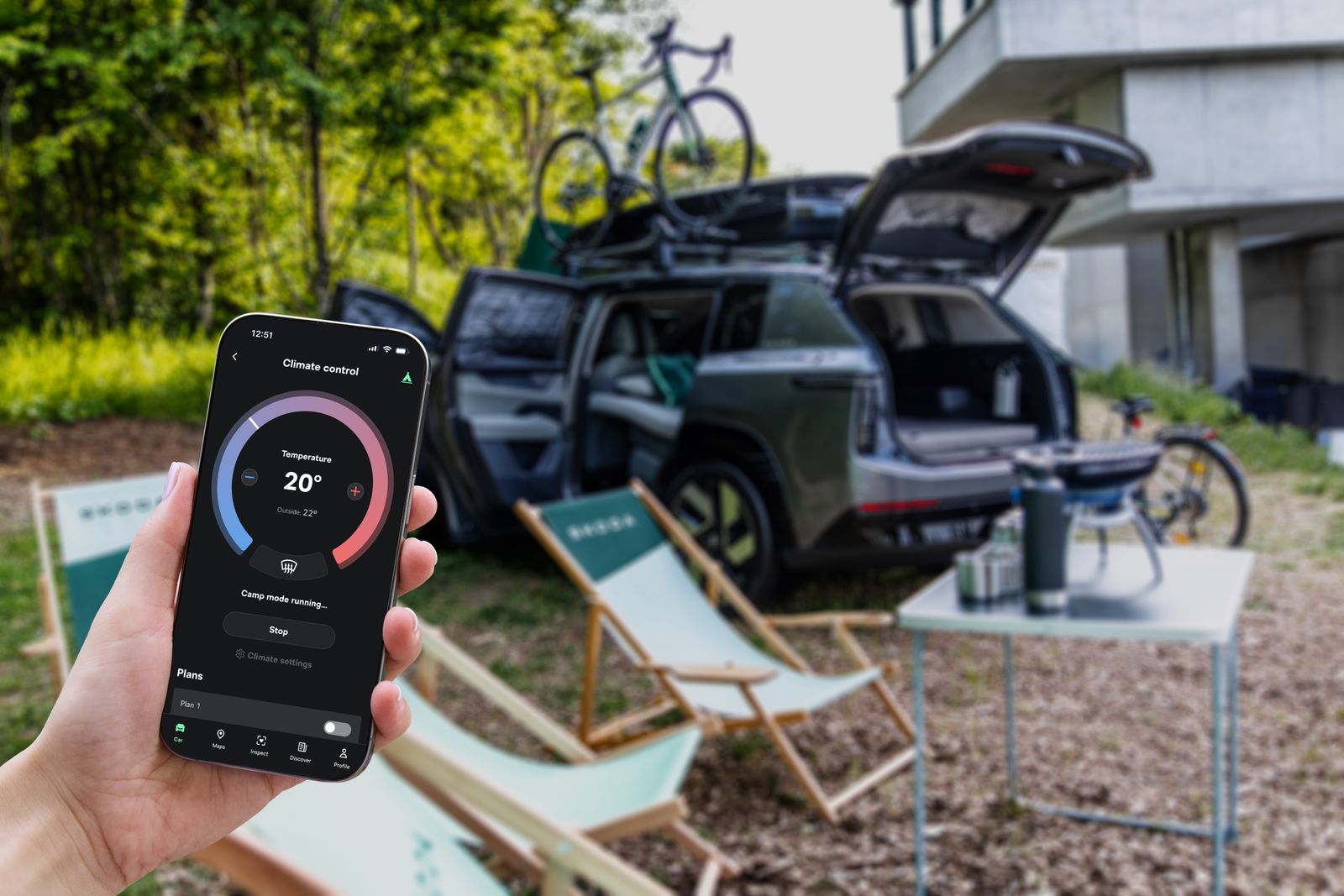 MyŠkoda-appens klimastyring på en telefon foran en elektrisk Škoda