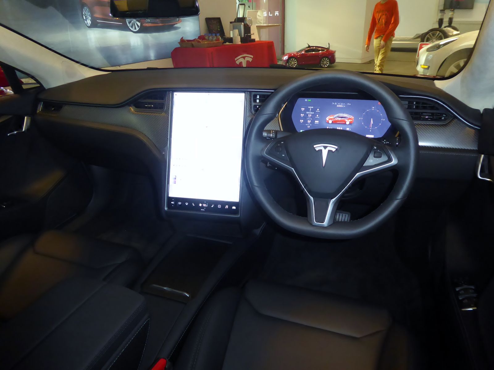 Kabinen i Tesla Model S før 2021-generationen, venstrestyret P100D