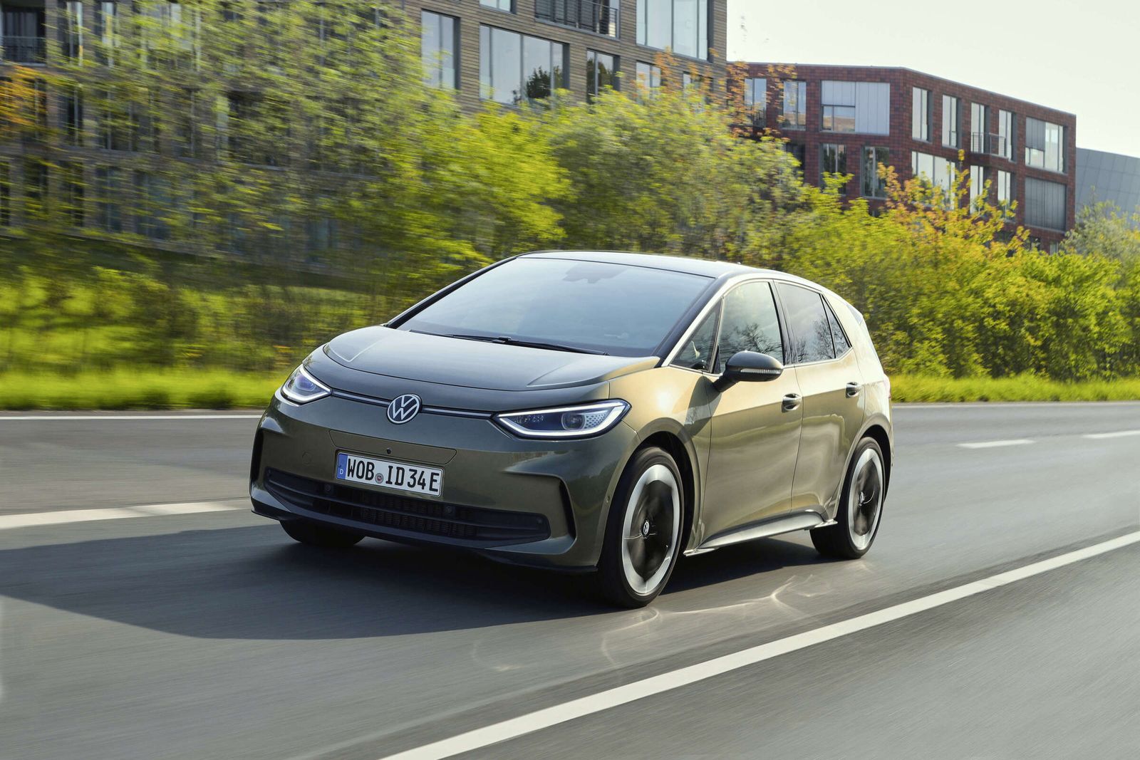 VW ID.3 (facelift, 2023+) set skråt forfra under kørsel