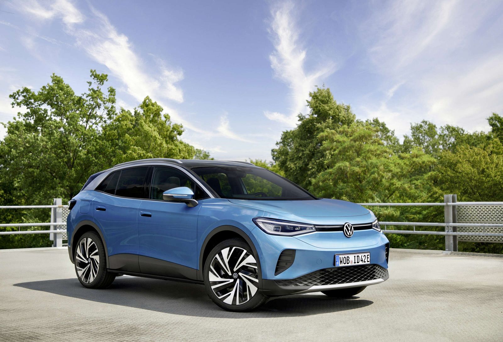 VW ID.4 (facelift, 2024) i farven Costa Azul set skråt forfra