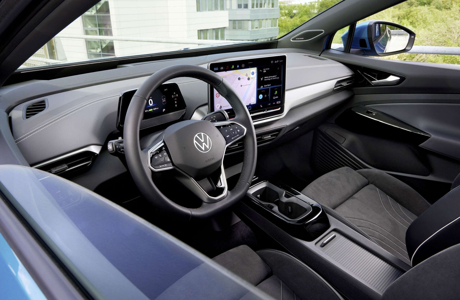 VW ID.4 (facelift, 2024), kabinen med den nye 12,9-tommers infotainmentskærm